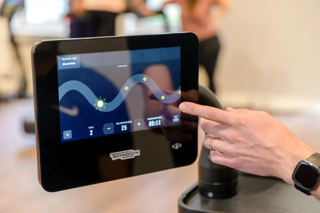 KI-gestütztes Biostrength-Display zeigt Trainingsfortschritt bei PhysioPunkt Brühl