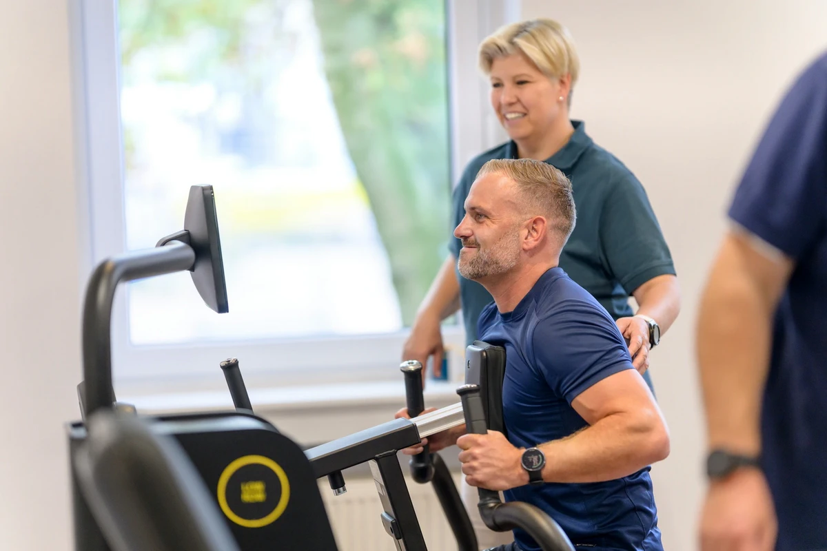 Patient trainiert am Biostrength-Ruderzuggerät bei PhysioPunkt Brühl unter physiotherapeutischer Anleitung