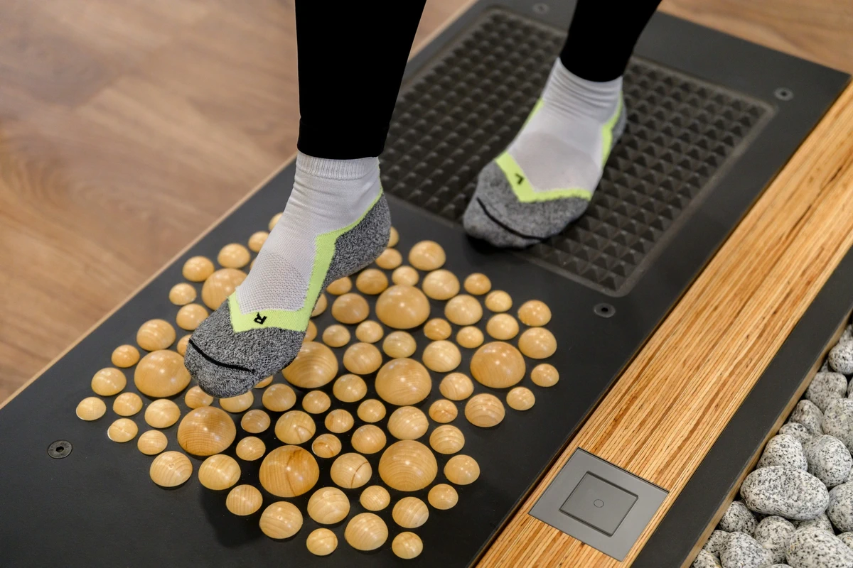 Training auf dem Gymwood-Feetboard für Reflexzonenmassage und Sensomotorik bei PhysioPunkt Brühl