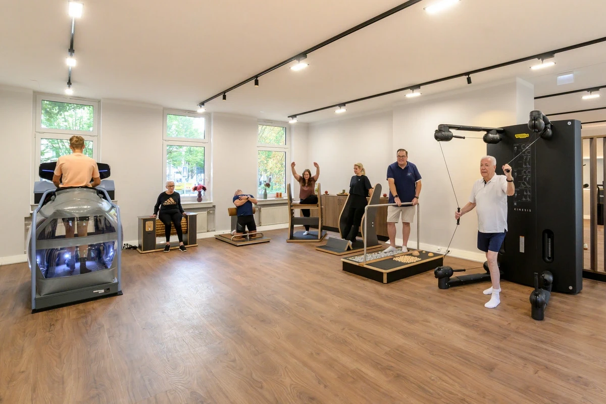 Gruppe beim Dehntraining mit Gymwood im Trainingsraum von PhysioPunkt Brühl
