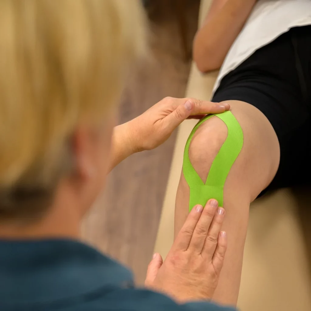 Kinesio-Taping am Knie in der Physiotherapie bei Physiopunkt Brühl – gezielte Stabilisierung und Entlastung