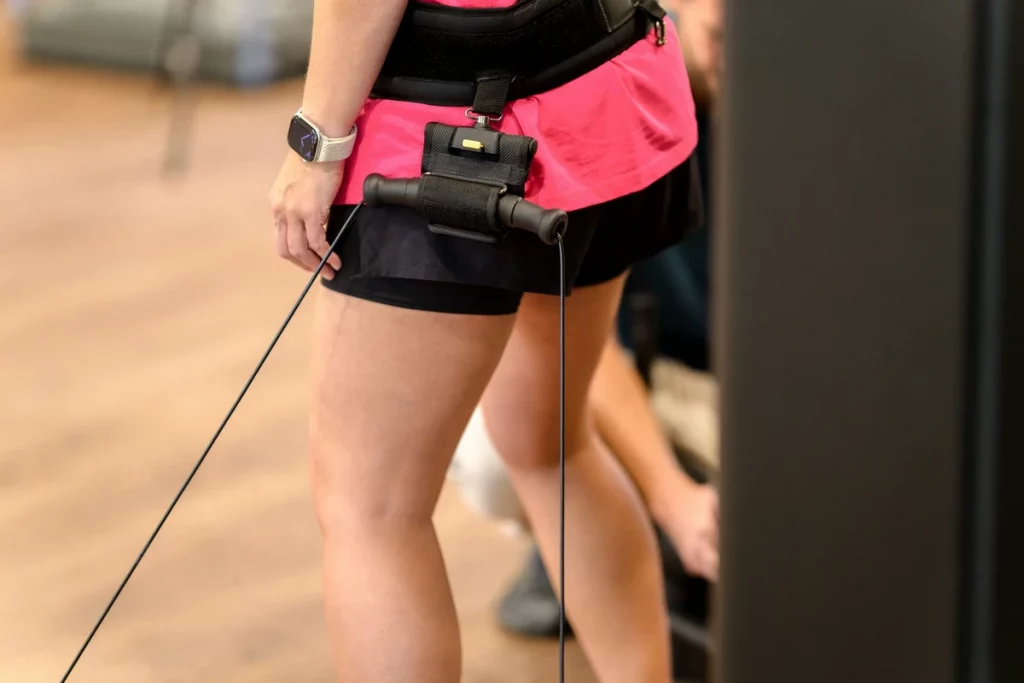 Detailaufnahme des Gurtsystems mit Kabelzügen an der Kinesis One bei PhysioPunkt Brühl“