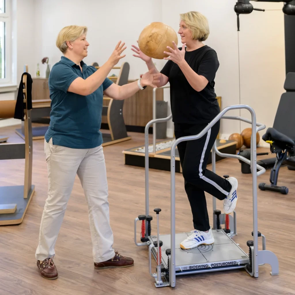 Krankengymnastik mit Balance-Übungen auf dem Posturomed bei PhysioPunkt Brühl