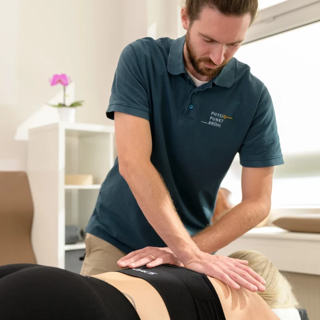 Physiotherapeut bei der Manuellen Therapie in Brühl – gezielte Mobilisation von Rücken und Gelenken bei PhysioPunkt Brühl