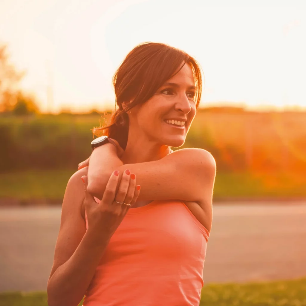 Frau beim Dehntraining in der Abendsonne – Onkologische Trainingstherapie bei Physiopunkt Brühl