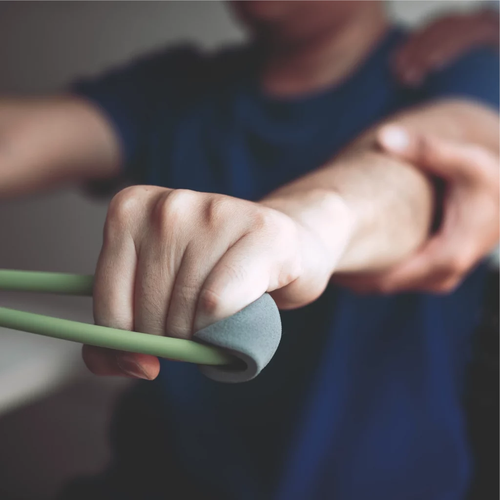 Hand hält Theraband während gezieltem Training im Rahmen der Onkologischen Trainingstherapie (OTT) bei Physiopunkt Brühl