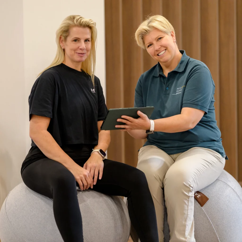 Physiotherapeutin berät Patientin bei Physiopunkt Brühl während einer physiotherapeutischen Behandlung