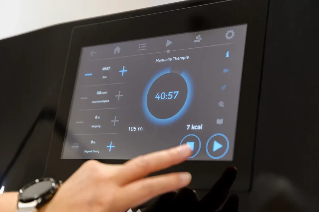 Detailaufnahme des Displays vom R-Force Anti-Schwerkraft-Laufband bei PhysioPunkt Brühl