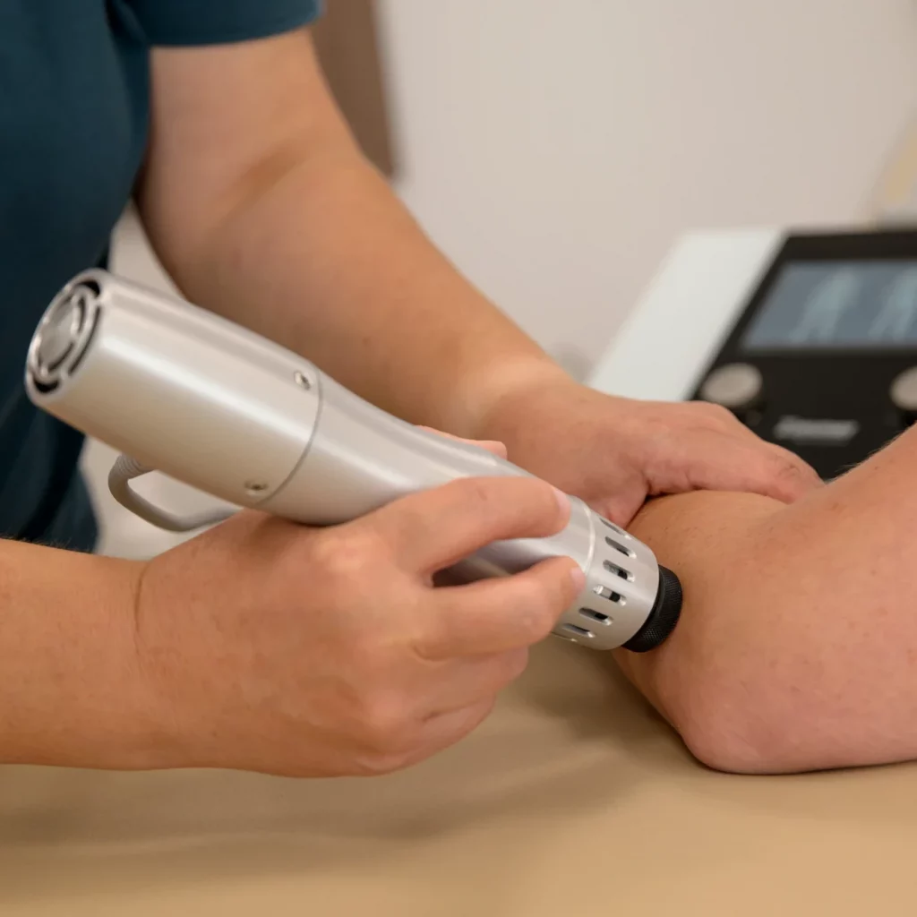 Stoßwellentherapie am Ellenbogen bei Physiopunkt Brühl – moderne Physiotherapie mit Präzisionsgerät