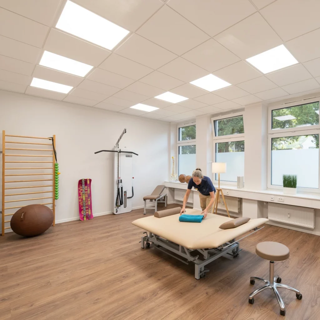 Moderner Behandlungsraum bei Physiopunkt Brühl mit Liege und Therapiegeräten in heller Atmosphäre