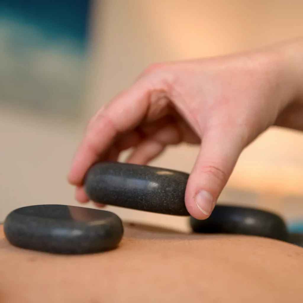 Hot Stone Massage bei Physiopunkt Brühl – wohltuende Wärmebehandlung für Entspannung und Regeneration
