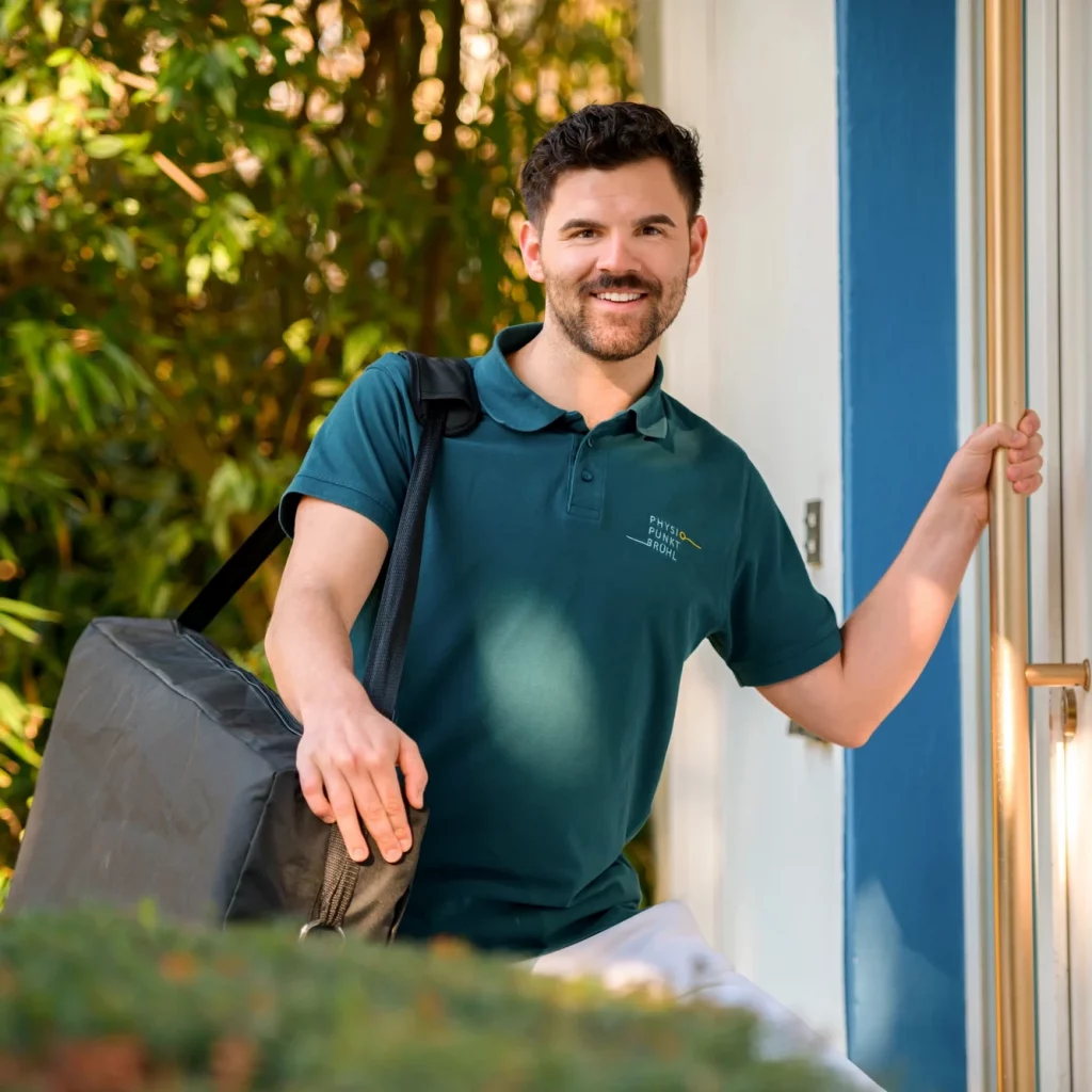 Physiotherapeut von Physiopunkt Brühl bei Hausbesuch – mobile Physiotherapie in Brühl und Umgebung