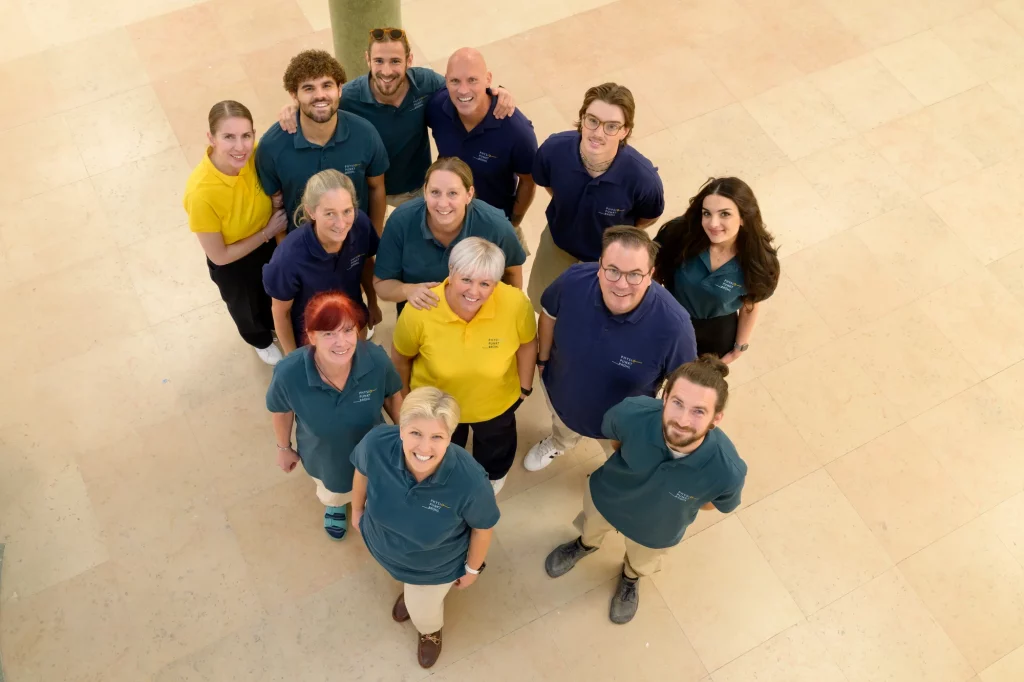 Das Team von Physiopunkt Brühl steht gemeinsam und lächelt in die Kamera – moderne Physiotherapiepraxis mit Herz und Kompetenz