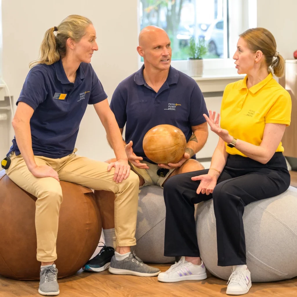 Therapeutenteam von Physiopunkt Brühl im Gespräch über Physiotherapie und Zusammenarbeit im Trainingsbereich