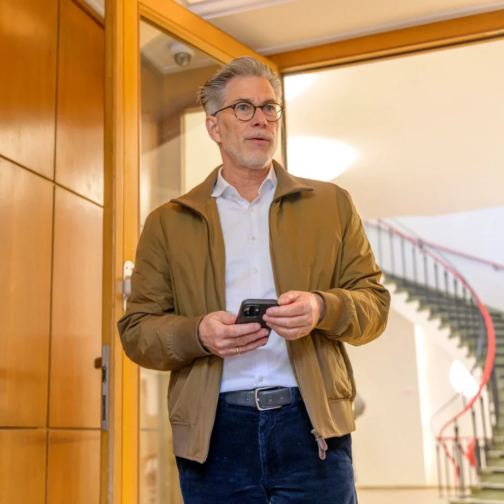 Patient nutzt die TheraConnect App von Physiopunkt Brühl für Physiotherapie-Kommunikation
