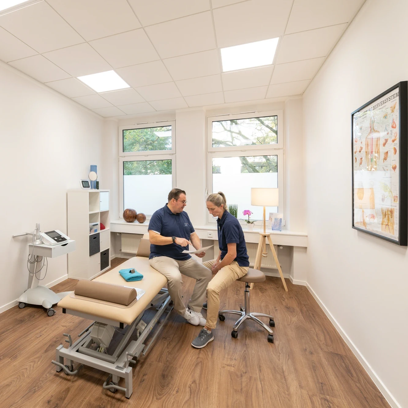 Zwei Physiotherapeutinnen bei Physiopunkt Brühl im Gespräch über eine individuelle Behandlungsplanung