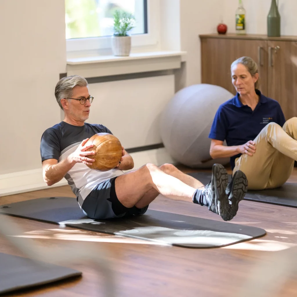 Teilnehmer trainiert Rumpfstabilität im Core-&-Control-Kurs bei PhysioPunkt Brühl