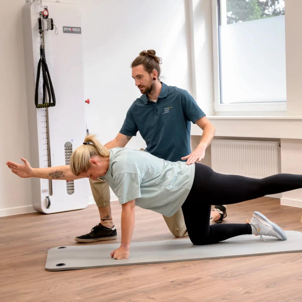 Physiotherapeut begleitet funktionelles Rückentraining im Präventionskurs Mein RückenFit bei PhysioPunkt Brühl