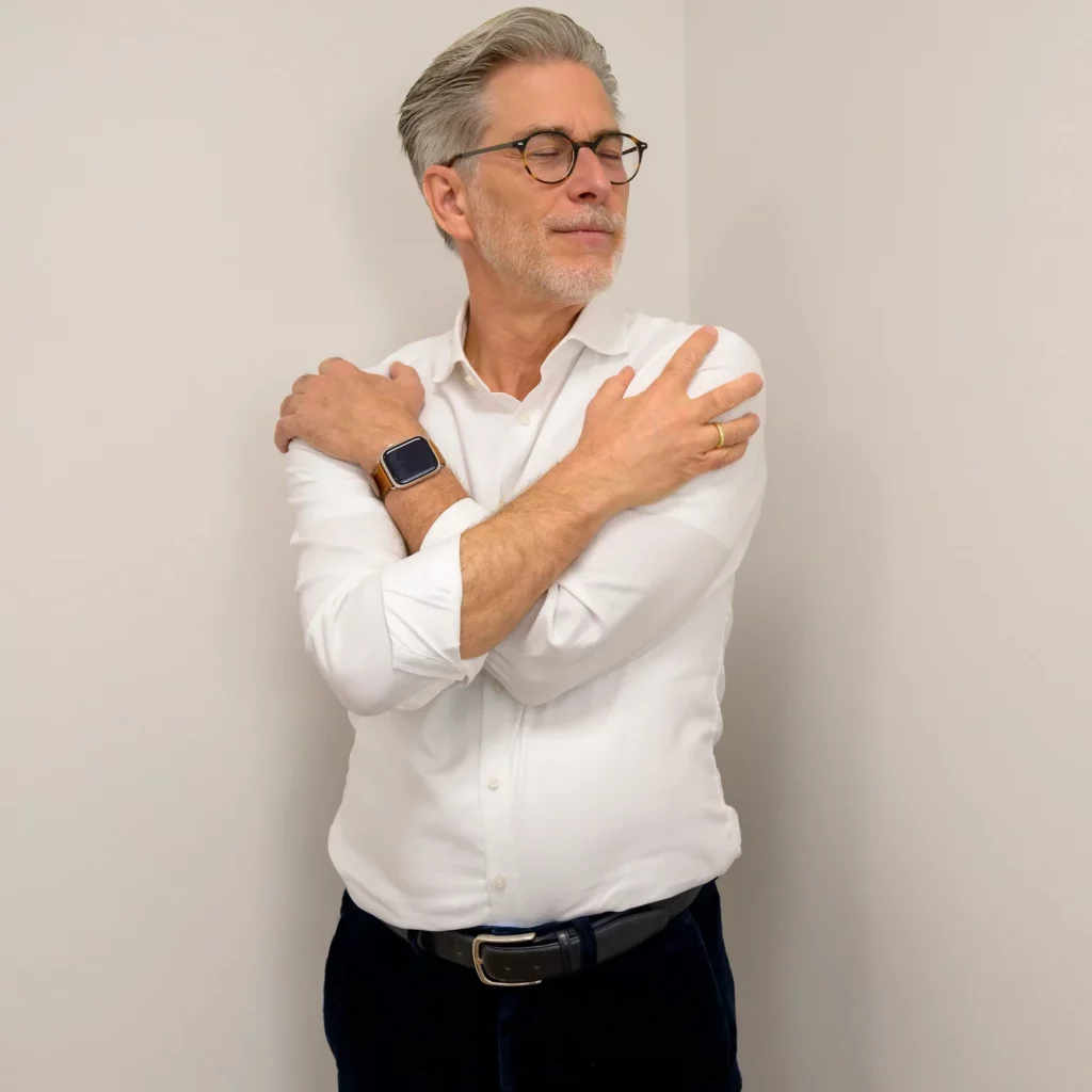 Erwachsener Mann in ruhiger Haltung bei Entspannungsübung im Kurs bei PhysioPunkt Brühl