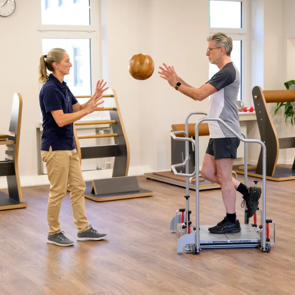 Ein Teilnehmer beim einbeinigen Koordinationstraining mit Ballwurf bei AktivPunkt Brühl.
